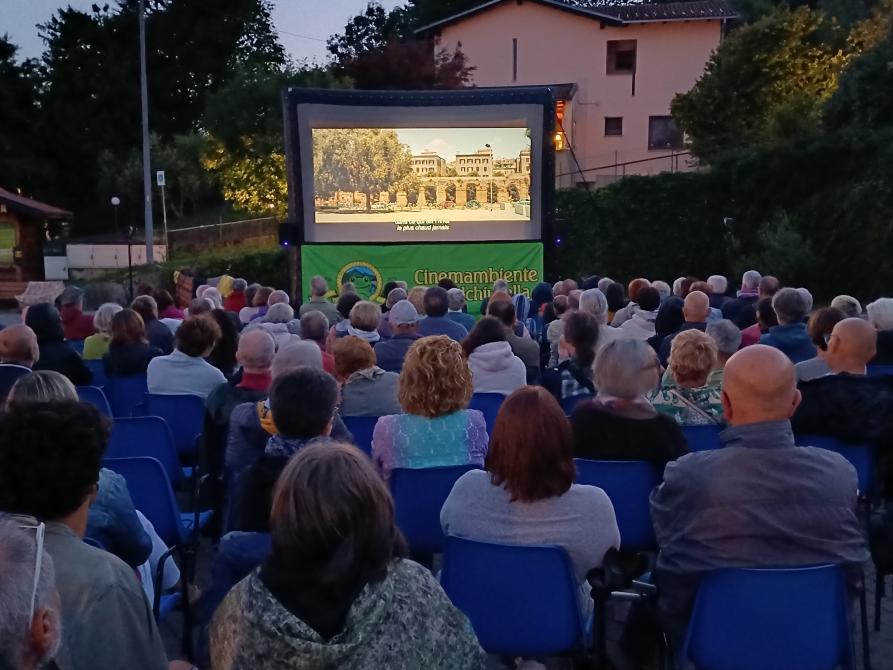 Vidracco (TO). Il pubblico seduto all'aperto presenzia alla manifestazione Cinemambiente  