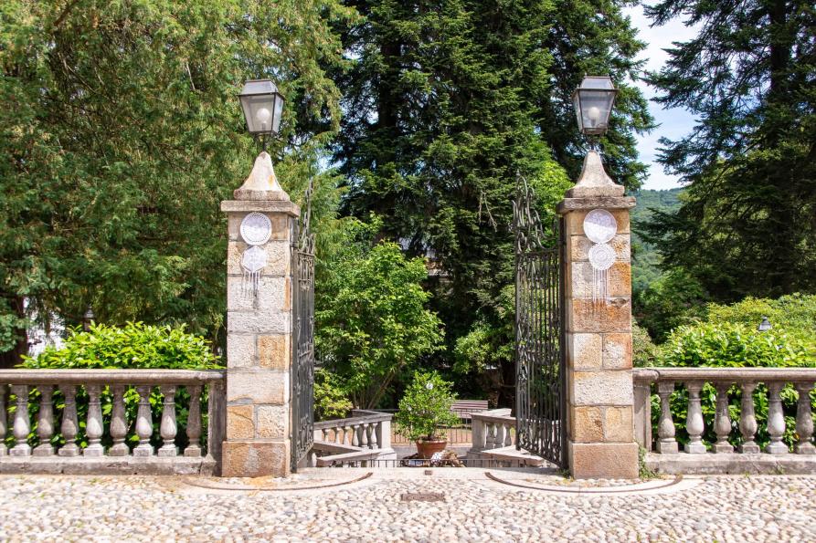 Ameno (NO). Ingresso, con due colonne sormontate da lampioni, del parco neogotico Fotografia di Mauriliano Castiglioni (2026)  