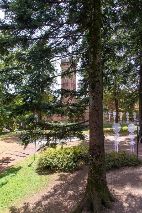 Ameno (NO). Attraverso i rami degli alberi nel parco neogotico, si intravede la torre affrescata ad imitazione dello stile gotico. Fotografia di Mauriliano Castiglioni (2026)  