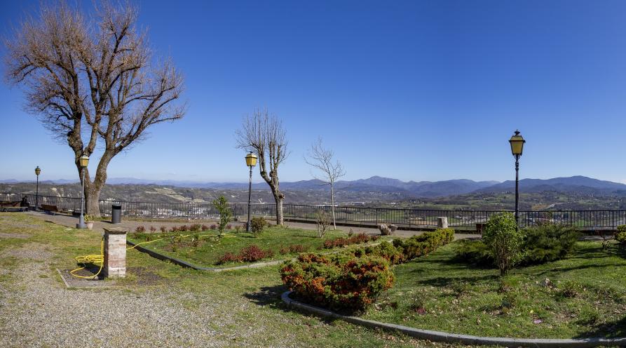 Rocca Grimalda (AL). Vista panoramica sulle colline dal Belvedere Marconi abbellito da aiuole verdi e fiorite 