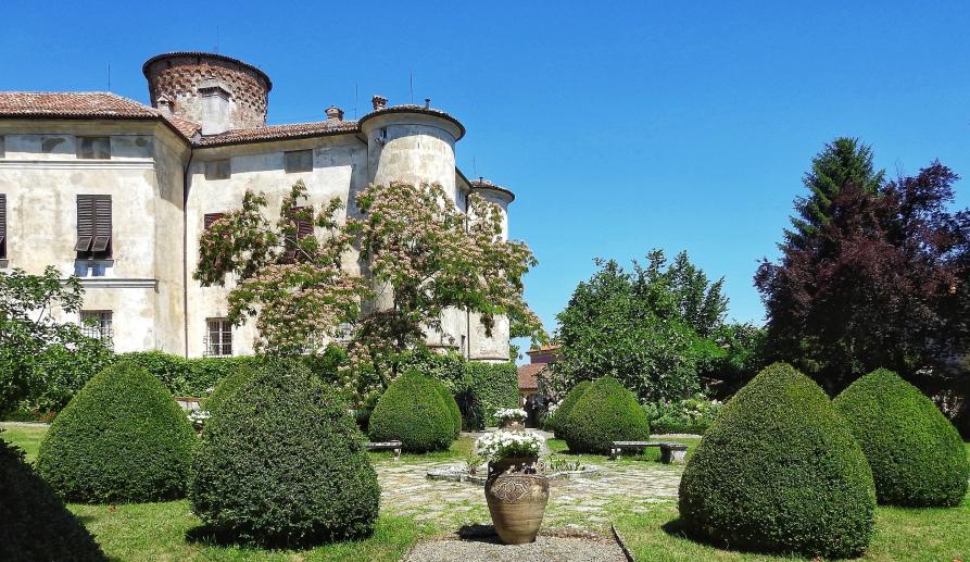 Rocca Grimalda (AL). In primo piano i giardini curati del castello Malaspina-Grimaldi. Sulla sinistra parte del complesso del castello 