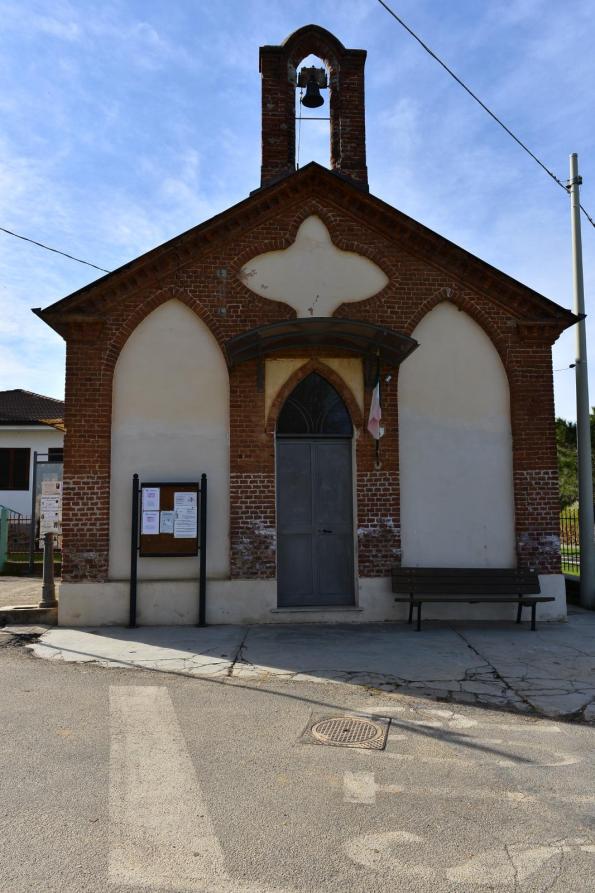 Sanfrè (CN). Facciata in mattoni della Cappella dell'Addolorata con piccolo campanile aperto sulla cuspide del tetto 