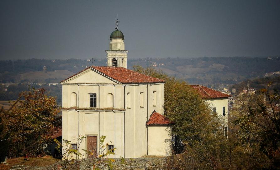 Rocca Grimalda (AL). La Chiesa medievale di Santa Limbania è dipinta di bianco. Si intravede la parte terminale del campanile 