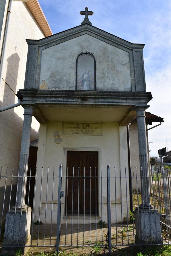 Sanfrè (CN). Cappella con piccolo porticato e immagine sacra affrescata 
