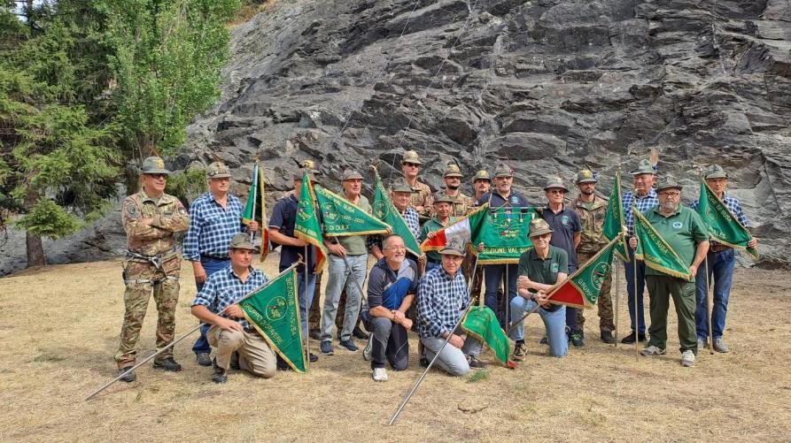 L'assessore Vignale con gli alpini 