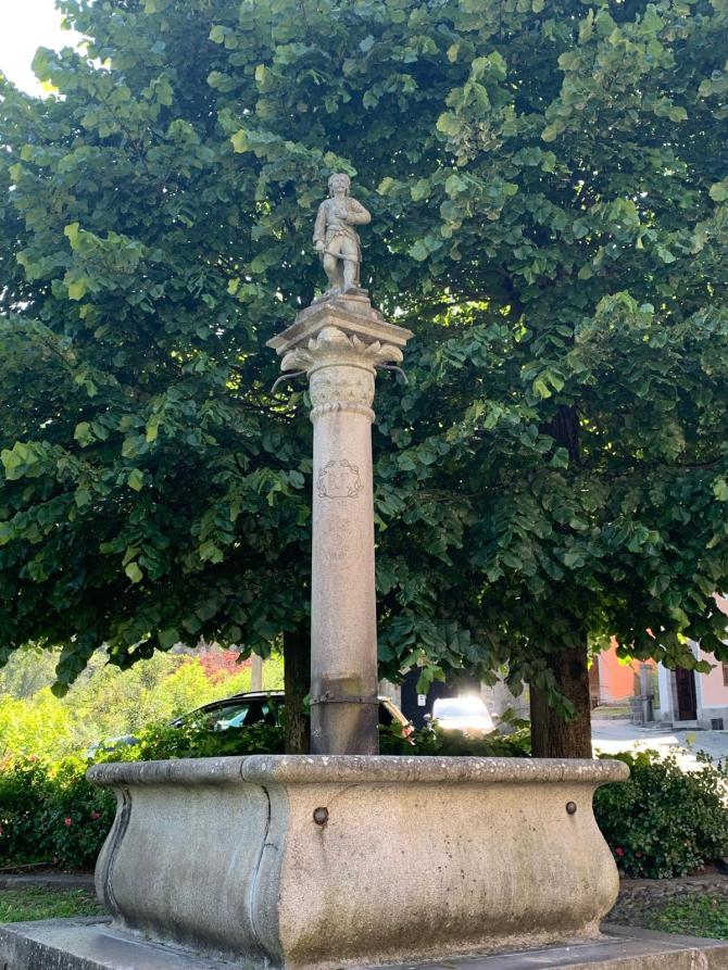 Rosazza (BI). La Fontana "parlante" della Colonna rappresenta il legame tra cielo e terra e ha una iscrizione che recita: “Io sono la colonna della verità, che sostiene il cielo e la terra”. 