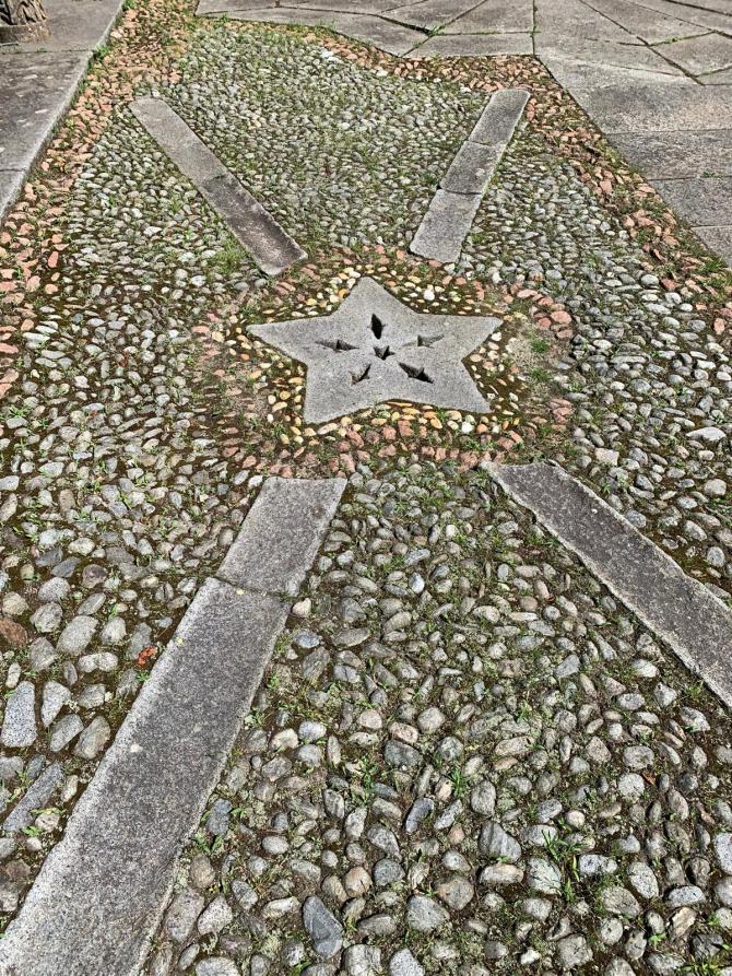 Rosazza (BI). Il pavimento ciottolato presenta tombino a forma di stella  