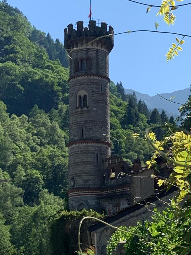 Rosazza (BI). Spicca fra la folta e verdeggiante vegetazione la torre guelfa a quattro piani del Castello  