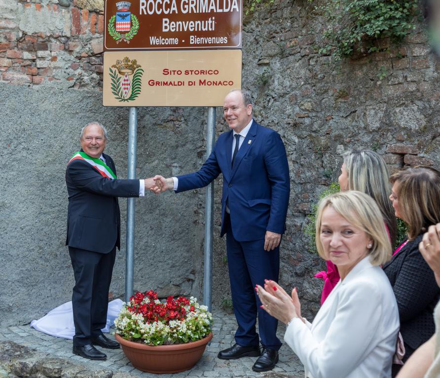 Rocca Grimalda (AL) Il sindaco e il re di Monaco si stringono la mano (27-06-2023) 