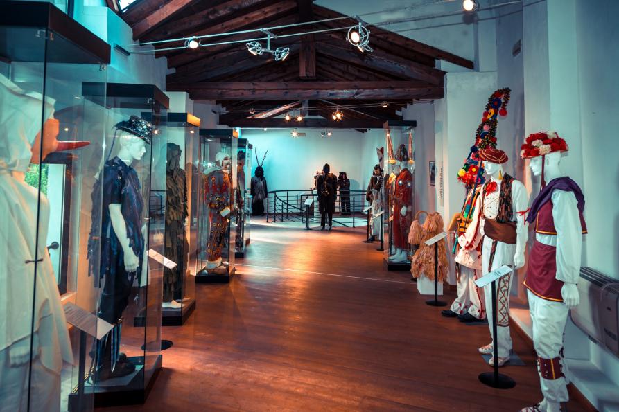 Rocca Grimalda (AL). Interno del Museo della maschera e i costumi esposti nelle vetrine 