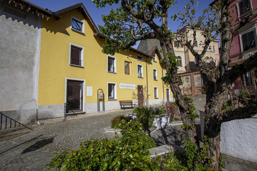 Rocca Grimalda (AL). Edificio tinto di giallo del Museo della maschera 
