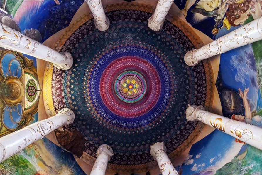 Vidracco (TO). Tempio Damnahur. Sala degli Specchi: particolare della volta decorata in vetro Tiffany. La sfumatura dominante è il giallo del sole. Presenti anche tutti i colori dell’arcobaleno. Fotografia di Niccolò Guasti 