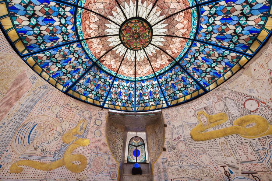 Vidracco (TO). Tempio Damnahur. Sala dell'Acqua: particolare della volta decorata con vetrata artistica circolare con sfumature blu e color terra. Fotografia di Niccolò Guasti 