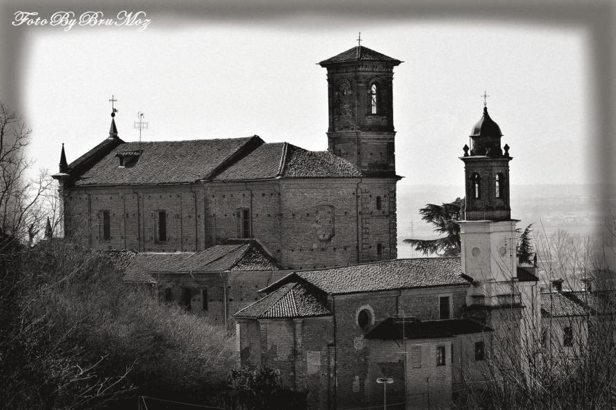Sanfrè (CN). Immagine in bianco e nero che ritrae la parrocchia in lontananza 