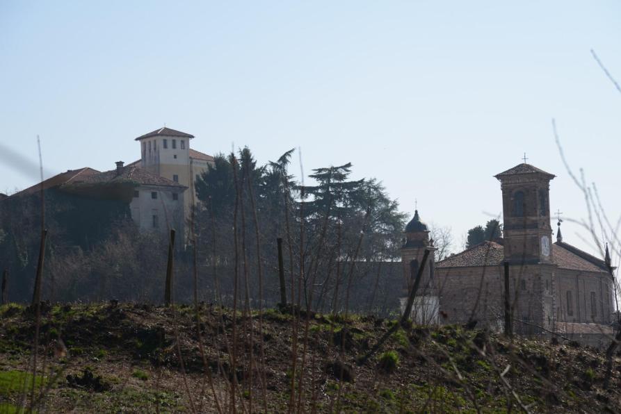 Sanfrè (CN). Il paese visto in lontananza. Il cielo è azzurro 