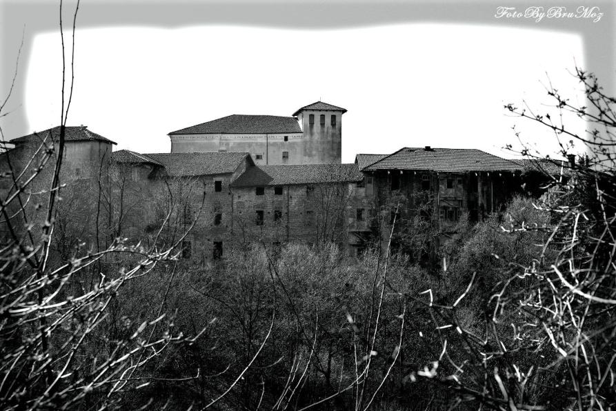 Sanfrè (CN). Panoramica in bianco e nero del paese visto in lontananza 