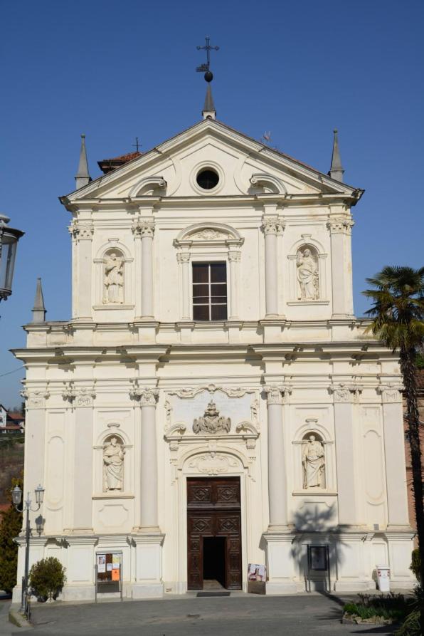 Sanfrè (CN). Facciata bianca barocca della parrocchia dei Santi Pietro e Paolo Apostoli 