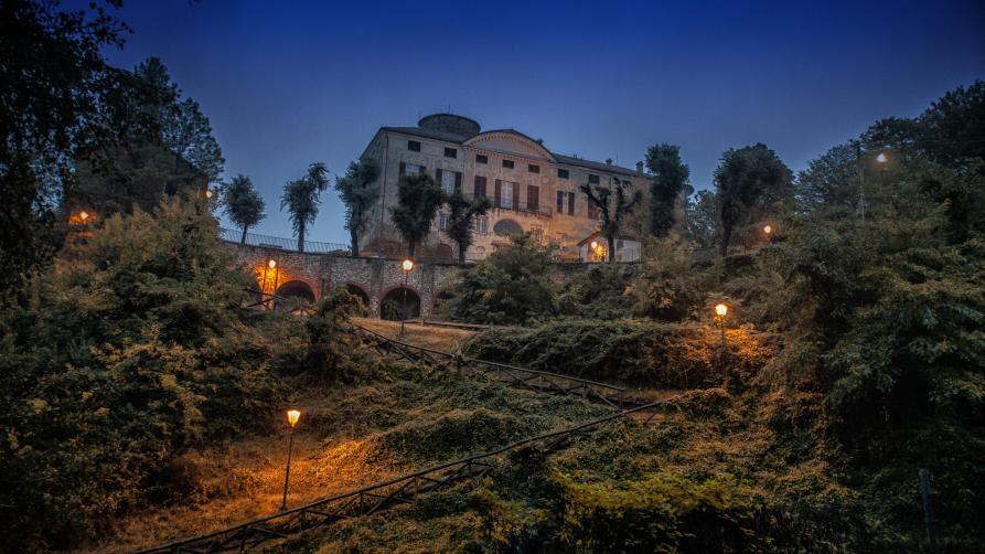 Rocca Grimalda (AL). Veduta notturna castello Malaspina-Grimaldi e del percorso per accerdervi illuminato dai lampioni 