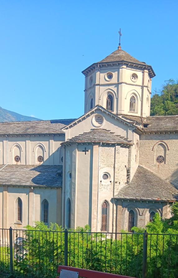 Vogogna (VCO). Vista laterale della Chiesa del Sacro Cuore di Gesù. 