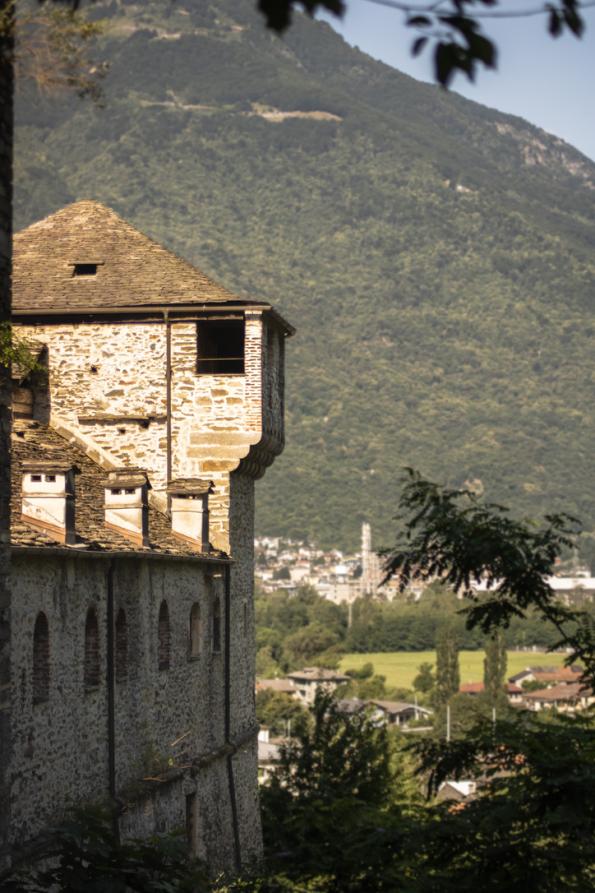 Vogogna (VCO). Scorcio della torre del castello a sinistra e in lontananza il paese e la montagna 