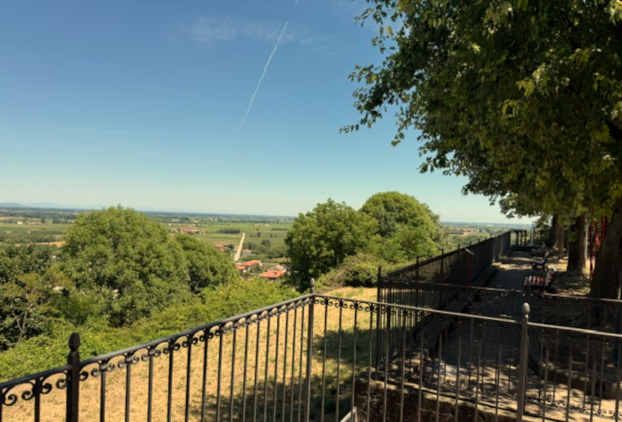 Salussola (BI). Vista panoramica dal Belvedere sulla pianura biellese e sull'arco alpino, con campagne, colline e montagne visibili all'orizzonte. Il cielo è limpido. Fotografia di Francesco Spina 