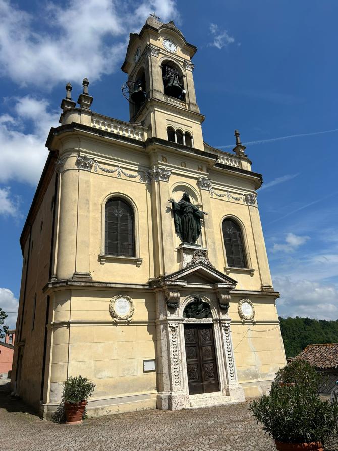 Castelletto Molina (AT). La seicentesca Chiesa di San Bartolomeo Apostolo con campanile centrale che sovrasta l'entrata della chiesa   