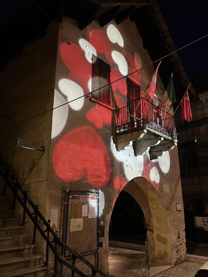 Vogogna (VCO). La facciata del Palazzo Pretorio è illuminata con cuori rossi e bianchi 