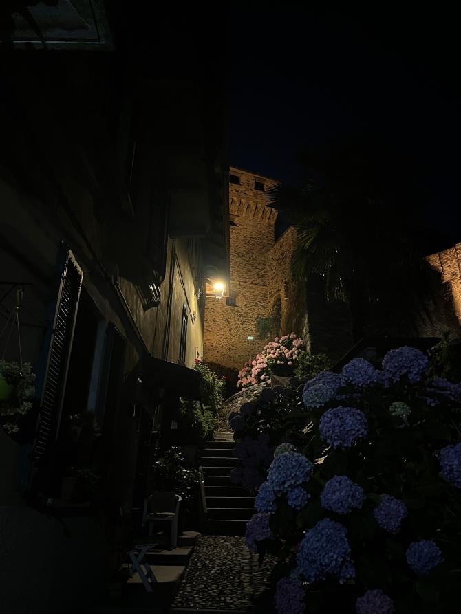 Vogogna (VCO). Castello Visconteo in notturna. Lo si intravede grazie all'illuminazione fioca di un lampione 