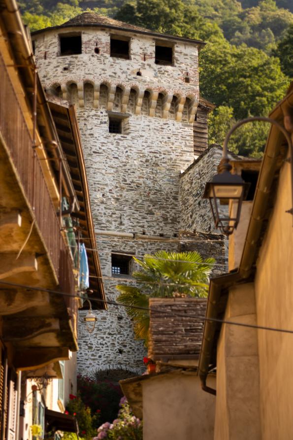 Vogogna (VCO). Fra la mura delle case si vede in fondo la torre del castello 