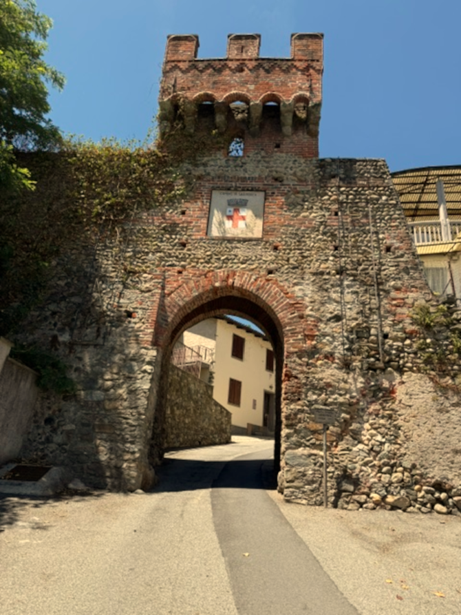 Salussola (BI). Muraglione e arco in pietra dell'antico Castello di Salussola, parte delle fortificazioni medievali del borgo. Fotografia di Francesco Spina 
