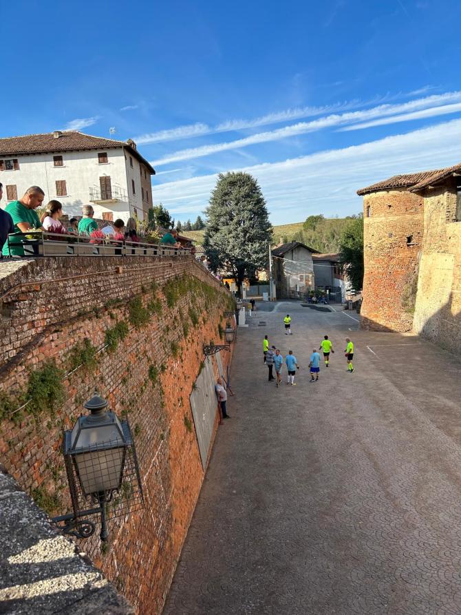Castelletto Molina (AT). Scorcio con vista dall'alto di una partita di pallapugno 