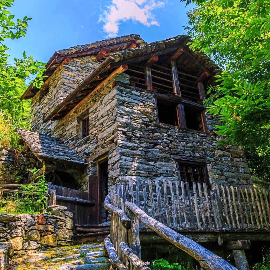 Mollia (VC). Il Mulino Fucina, costruito in pietra e legno, strutturato su quattro livelli, è di epoca settecentesca. Il mulino è immerso nella natura rigogliosa 