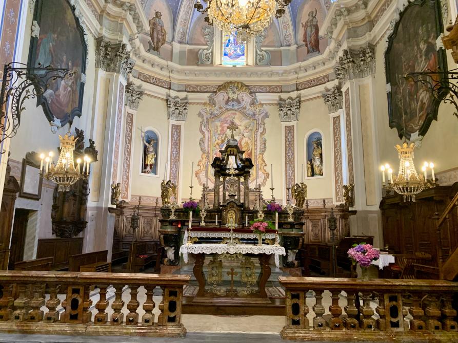 Mollia (VC). Interni barocchi della Chiesa Parrocchiale dei Santi Giovanni e Battista. Altare e abside. 