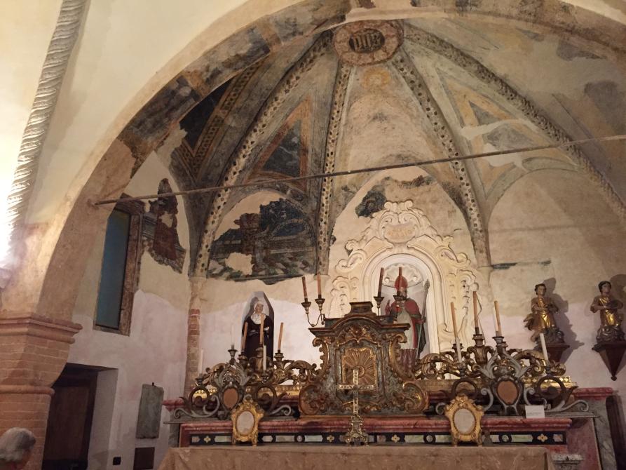 Cortanze (AT). Affreschi dell'abside dalla Chiesa della S.S. Annunziata. Si intravede l'altare e il tabernacolo in stile barocco 