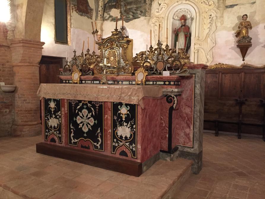 Cortanze (AT). L'altare e il tabernacolo barocchi all'interno della Chiesa della S.S. Annunziata 