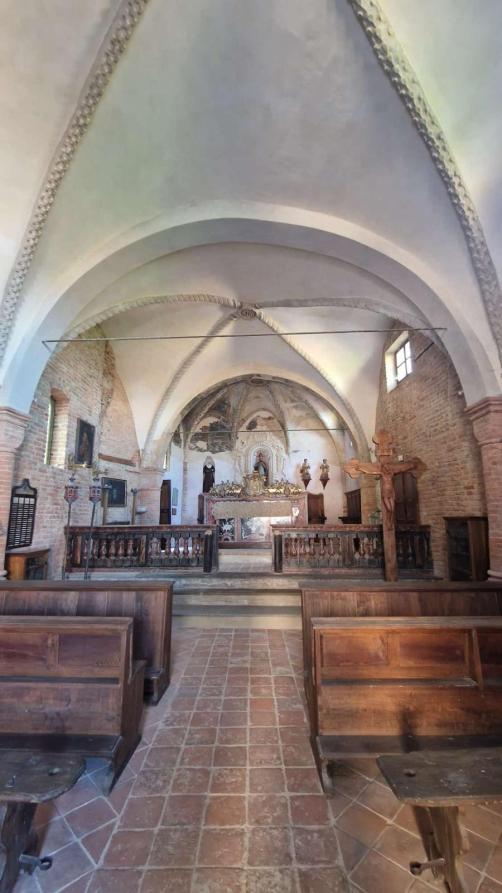 Cortanze (AT). Navata centrale della Chiesa della S.S. Annunziata. L'immagine valorizza le volte a crociera bianche a costoloni. Al fondo il presbiterio affrescato in parte  