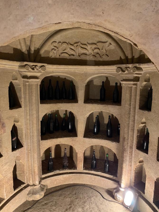 Cortanze (AT). Cantine chiamate "crutin" o "crotin" scavate nella roccia 