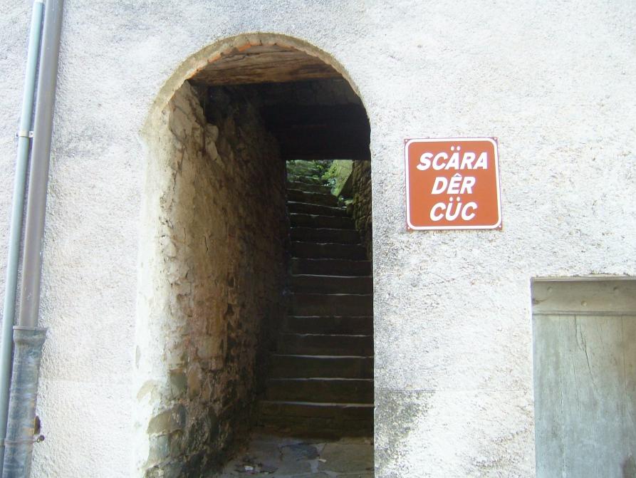 Mombarcaro (CN). Arco di entrata della "Scara der cuc" da cui si intravedono inerpicarsi ripidi scalini di pietra 